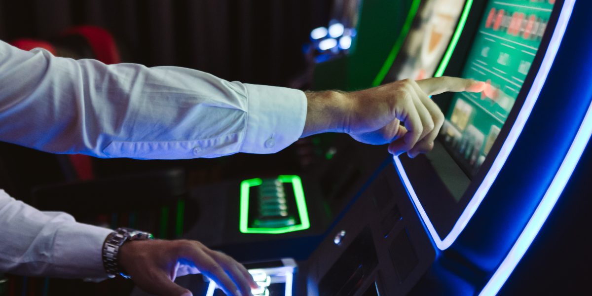 Reclamele la jocurile de noroc ar putea fi interzise pe timpul zilei: Ce efecte au asupra dependenților Parlamentul dezbate în prezent două proiecte de lege care ar putea schimba semnificativ industria jocurilor de noroc în România