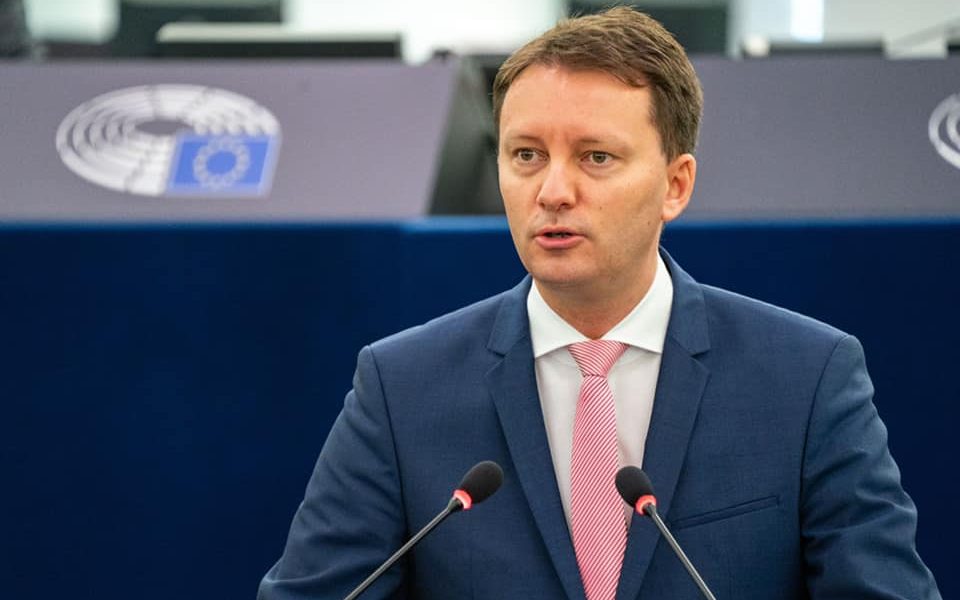 Mureșan (PNL): România plătește 60 de miliarde de lei dobânzi, acuzând guvernările anterioare Deputatul european Siegfried Mureșan (PNL) a afirmat că România alocă, în acest an, aproximativ 60 de miliarde de lei pentru plata dobânzilor aferente împrumuturilor contractate de guvernele anterioare, cu precădere de Partidul Social Democrat (PSD)