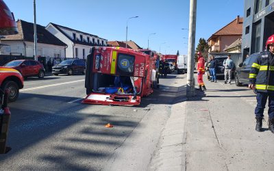 Accident grav în Sibiu: O ambulanță SMURD și un autoturism implicate Un accident rutier grav a avut loc pe Bulevardul Vasile Milea din Sibiu, în care au fost implicate o ambulanță SMURD și un autoturism
