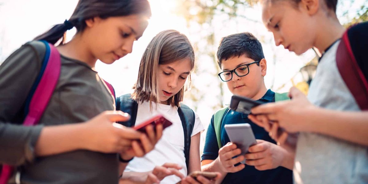 UE vrea o Europă mai sigură online pentru copii: platformele sociale, puse sub presiune Comisia Europeană lansează un nou demers pentru a proteja copiii în mediul online, punând accent pe evaluarea concretă a politicilor și pe responsabilizarea platformelor sociale