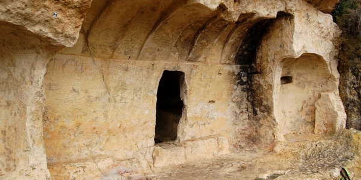 O comunitate medievală izolată în grote a dezvăluit secrete tulburătoare Într-o descoperire arheologică recentă, cercetătorii au scos la lumină detalii surprinzătoare despre o comunitate medievală care a trăit timp de secole în grote săpate în stâncă, în nordul Spaniei