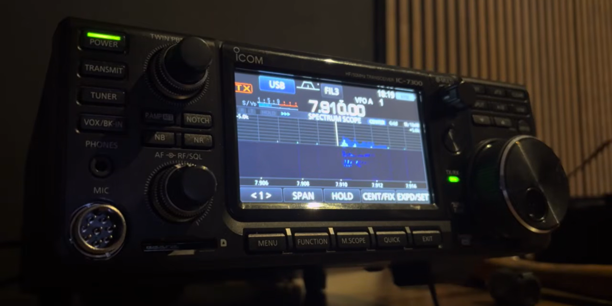 Radioamatorii români, martori la transmisiuni misterioase în limba persană București – O serie de transmisiuni radio misterioase, care par să conțină mesaje codate în limba persană, au atras atenția radioamatorilor din întreaga lume, inclusiv din România