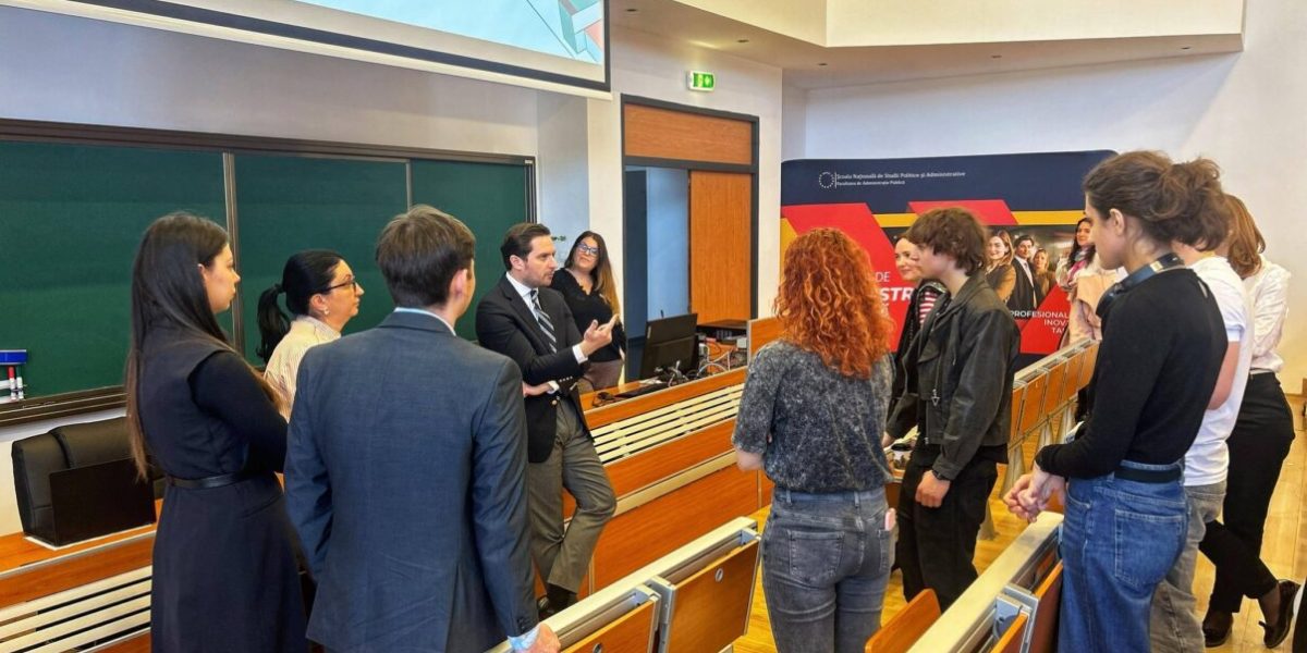 Primăria Capitalei cheamă tinerii absolvenți către administrație Primăria Municipiului București, prin vocea viceprimarului Stelian Bujduveanu, a lansat un apel către studenții de la SNSPA, îndemnându-i să ia în considerare o carieră în instituțiile statului