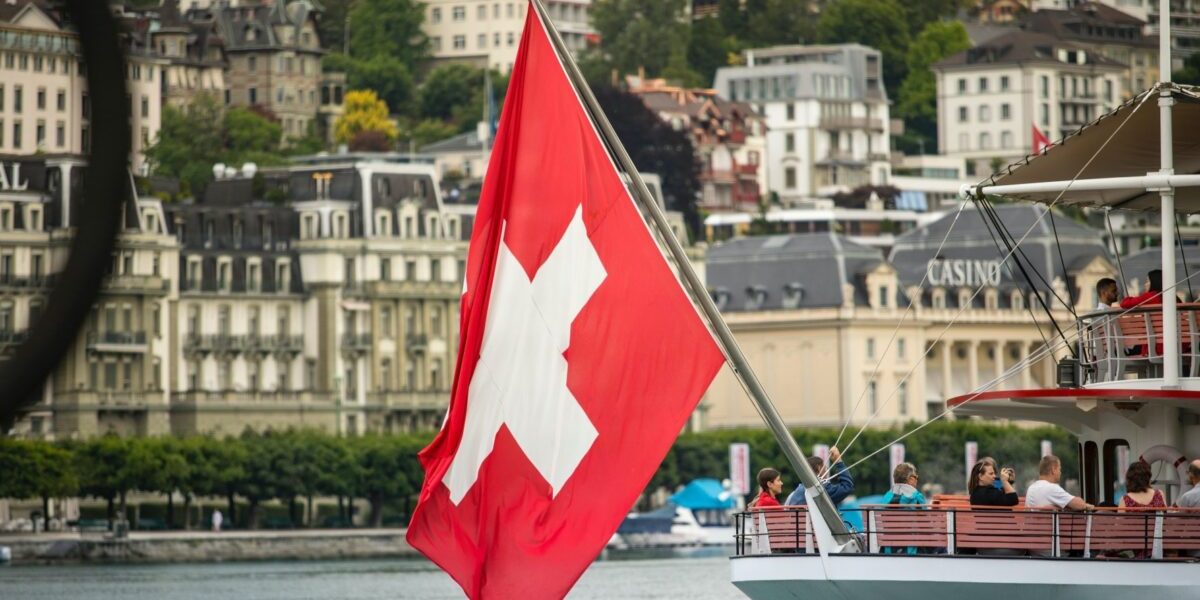 Elveția spune „da” banilor cash: Cetățenii vor numerar garantat prin Constituție Într-un referendum de amploare, cetățenii Elveției au votat covârșitor pentru a garanta accesul la numerar, consolidând astfel statutul monedei fizice într-o eră digitală în continuă expansiune