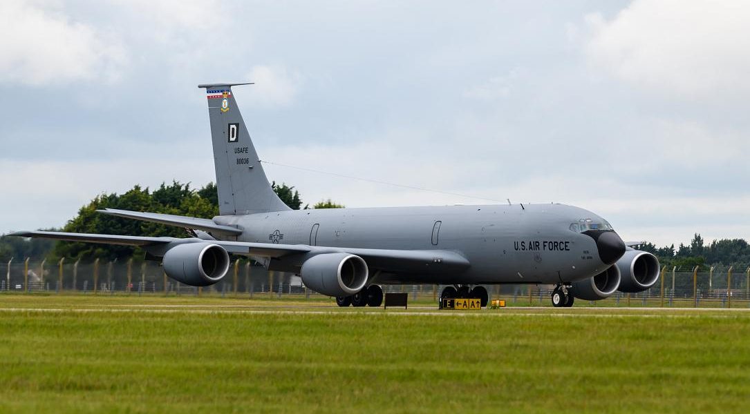 Avioane de realimentare americane, desfășurate în România, pe fondul tensiunilor cu Iranul Primele trei avioane de tip KC-135 Stratotanker, capabile de realimentare în aer, au fost dislocate în România, pe Aeroportul Otopeni din București, duminică, 15 martie, marcând o creștere temporară a prezenței militare și a echipamentelor americane în țara noastră