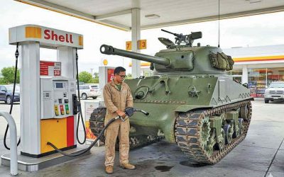 Cozi la benzinării și temeri legate de prețuri: Europa se confruntă cu un nou val de panică energetică Războiul din Orientul Mijlociu, potențial amplificat de tensiunile din strâmtoarea Ormuz, a generat un sentiment de panică în rândul șoferilor europeni, care se grăbesc să-și alimenteze mașinile, anticipând scumpirea carburanților