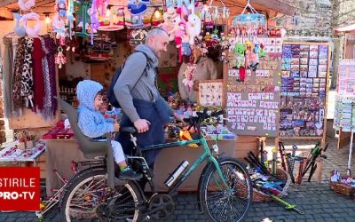 Ziua Femeii: de la bijuterii de aur la drepturi câștigate Pe străzile Capitalei și în inima Clujului, bărbații caută cadouri potrivite și răspunsuri la întrebarea “Ce își doresc femeile?”