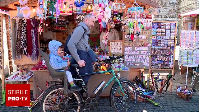 Ziua Femeii: de la bijuterii de aur la drepturi câștigate Pe străzile Capitalei și în inima Clujului, bărbații caută cadouri potrivite și răspunsuri la întrebarea “Ce își doresc femeile?”