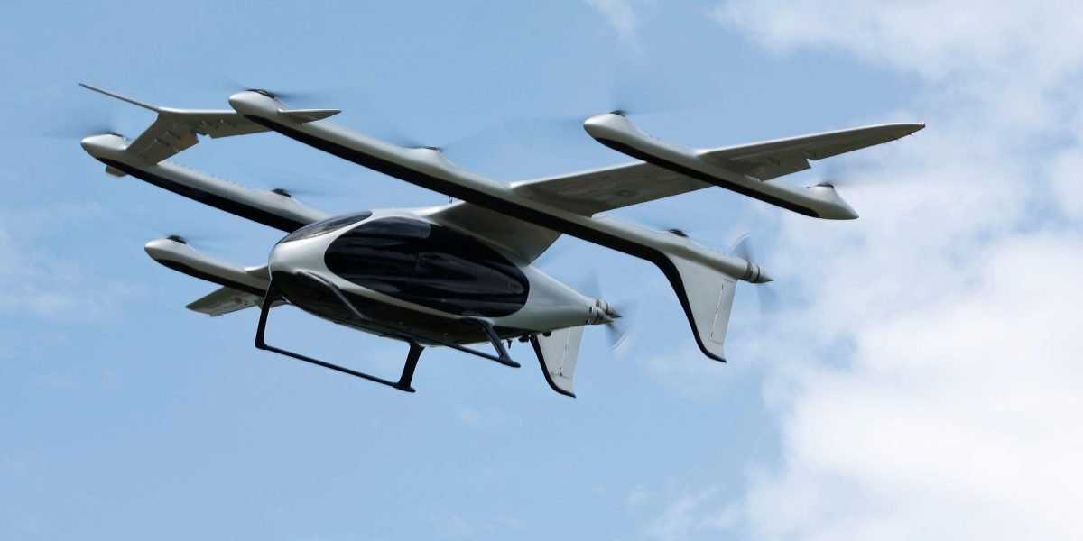 Taxiuri zburătoare pentru 10 persoane, testate cu succes în China O companie chineză a realizat cu succes un test de zbor cu un taxi zburător electric, capabil să transporte până la 10 persoane