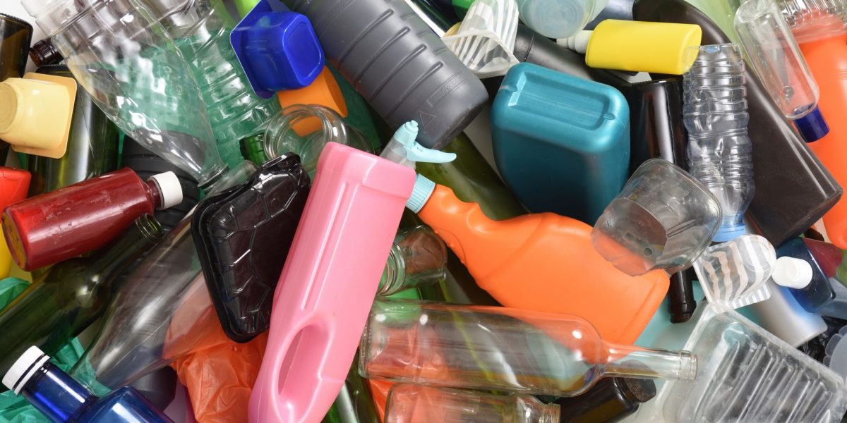 Deșeuri de plastic transformate în oțet: o soluție inovatoare pentru o problemă globală Plasticul, materialul omniprezent în viața modernă, generează una dintre cele mai mari provocări de mediu ale prezentului