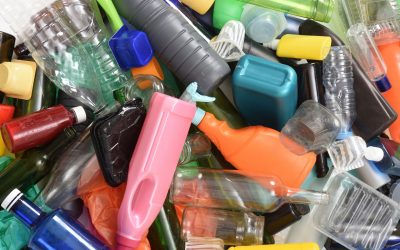 Deșeuri de plastic transformate în oțet: o soluție inovatoare pentru o problemă globală Plasticul, materialul omniprezent în viața modernă, generează una dintre cele mai mari provocări de mediu ale prezentului