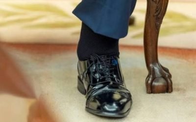 Trump, un președinte cu pasiune pentru pantofi: Oferă secretarilor săi un model unic Donald Trump, fostul președinte american, a recunoscut public că oferă un singur model de pantofi secretarilor și colaboratorilor săi