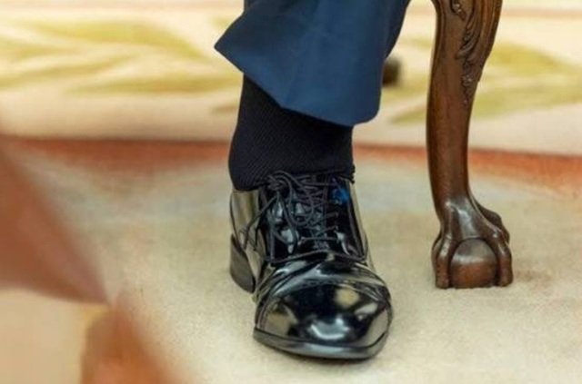 Trump, un președinte cu pasiune pentru pantofi: Oferă secretarilor săi un model unic Donald Trump, fostul președinte american, a recunoscut public că oferă un singur model de pantofi secretarilor și colaboratorilor săi