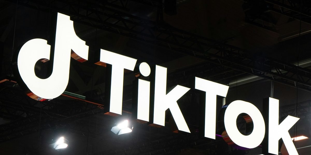 TikTok, investigat de UE: Aplicația colectează date despre utilizatori, chiar și fără cont Comisia Europeană investighează TikTok, suspectând că aplicația ar putea colecta date despre utilizatori, chiar și în cazul celor care nu au cont sau nu folosesc platforma