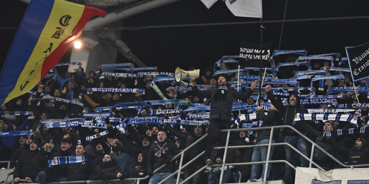 Reformulează acest titlu în stil jurnalistic românesc, 55-70 caractere, informativ și direct. Fără clișee sau formule introductive. Titlu: Universitatea Craiova învinge greu Metaloglobus, dar se distanțează în fruntea clasamentului