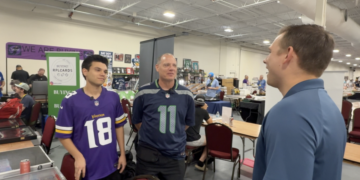 Pasiune și amintiri: cardurile sport, un hobby care apropie familiile în Tampa, Florida TAMPA, FLORIDA – În timpul primului weekend de vacanță de primăvară, târgurile din Tampa au fost luate cu asalt de familii întregi, unite de pasiunea pentru cardurile sport