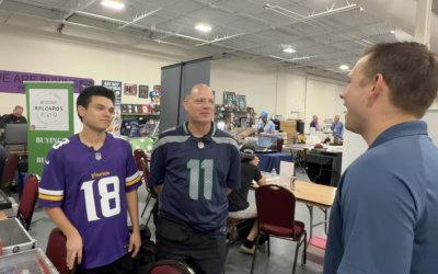 Pasiune și amintiri: cardurile sport, un hobby care apropie familiile în Tampa, Florida TAMPA, FLORIDA – În timpul primului weekend de vacanță de primăvară, târgurile din Tampa au fost luate cu asalt de familii întregi, unite de pasiunea pentru cardurile sport