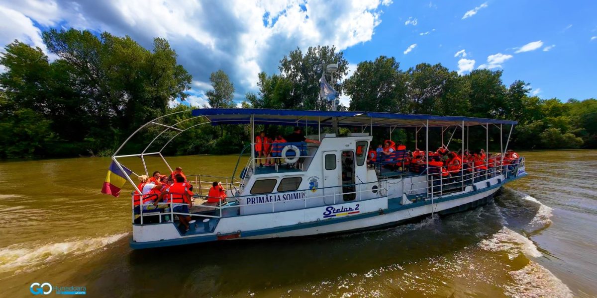 Foto: Plimbările cu vaporașele pe mureș, la șoimuș, reluate