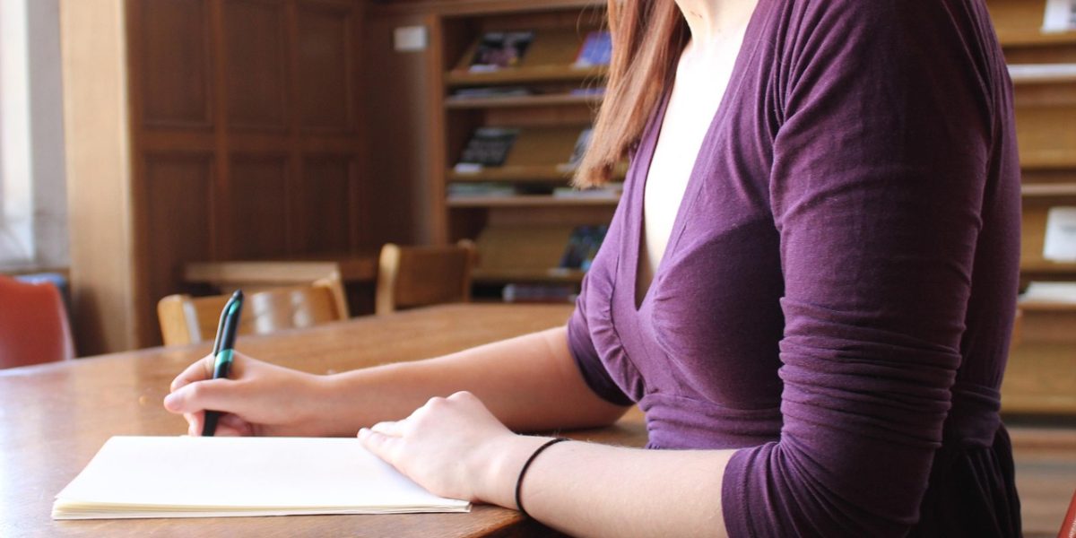 O studentă grecoaică refuză să părăsească apartamentul închiriat: Un conflict prelungit cu proprietarii din Iași Un caz ieșit din comun pune pe jar Iașul: o studentă la medicină, de origine greacă, refuză să părăsească un apartament închiriat, în ciuda expirării contractului de închiriere