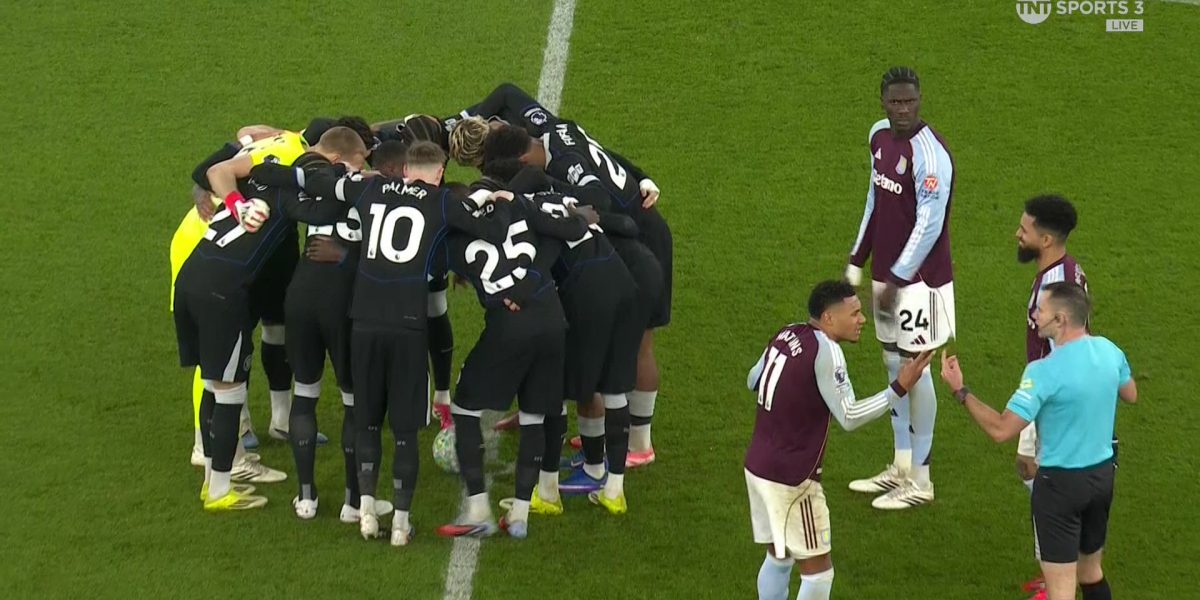 Chelsea a încercat o tactică neobișnuită la reluarea meciului cu Aston Villa Jucătorii echipei Chelsea au creat o agitație în centrul terenului la începutul reprizei secunde a meciului cu Aston Villa, o decizie care a dus la o întârziere a reluării jocului