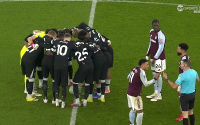 Chelsea a încercat o tactică neobișnuită la reluarea meciului cu Aston Villa Jucătorii echipei Chelsea au creat o agitație în centrul terenului la începutul reprizei secunde a meciului cu Aston Villa, o decizie care a dus la o întârziere a reluării jocului