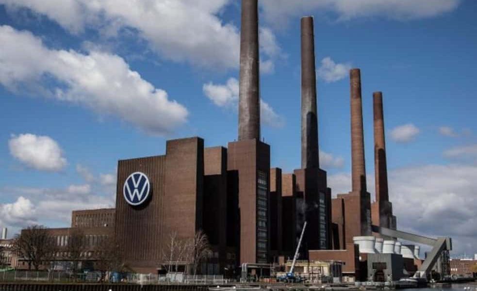 Volkswagen anunță restructurări masive: 50.000 de locuri de muncă, eliminate până în 2030 Producătorul auto german Volkswagen intenționează să elimine aproximativ 50.000 de locuri de muncă în Germania până în 2030, ca urmare a scăderii profiturilor, a creșterii costurilor, a tarifelor vamale și a reducerii marjelor de profit