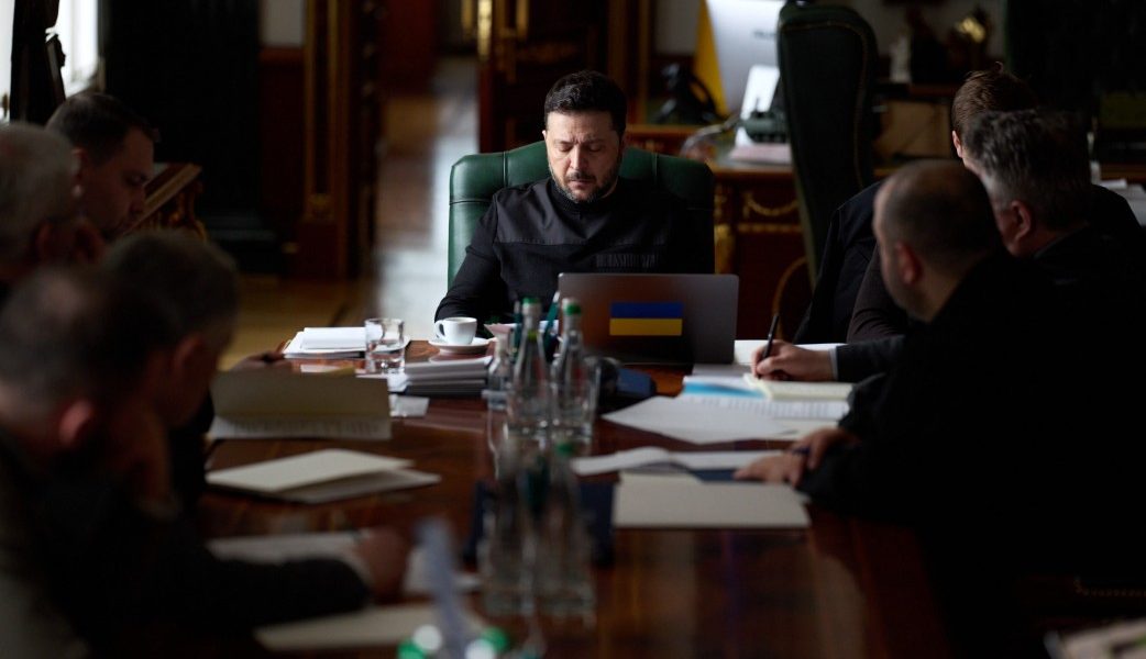 Ucraina propune un schimb de interceptoare de drone pe rachete Patriot în Orientul Mijlociu Președintele ucrainean Volodimir Zelenski a lansat un apel către aliații Statelor Unite din Orientul Mijlociu, propunând un schimb de interceptoare de drone, fabricate de Ucraina, pe rachete de tip PAC-3 pentru sistemele Patriot