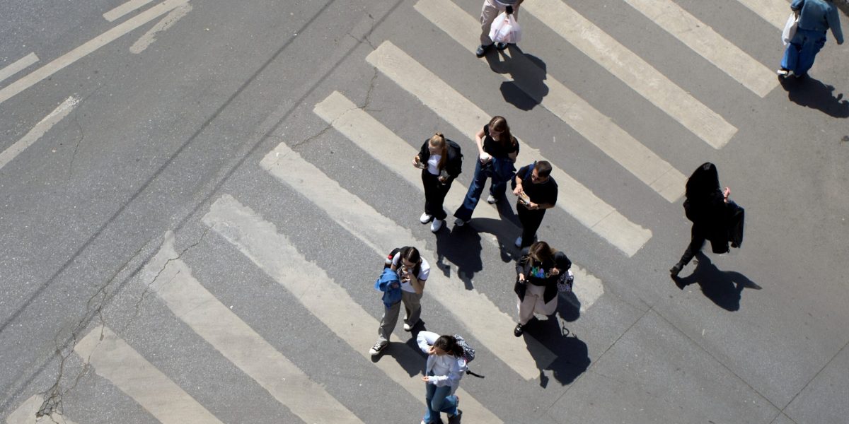 Spaima de a vorbi cu străinii: o recesiune socială neobservată? O întâmplare obișnuită, petrecută într-un vagon aproape gol de tren, a scos la iveală o realitate paradoxală a societății contemporane: teamă de interacțiunile spontane