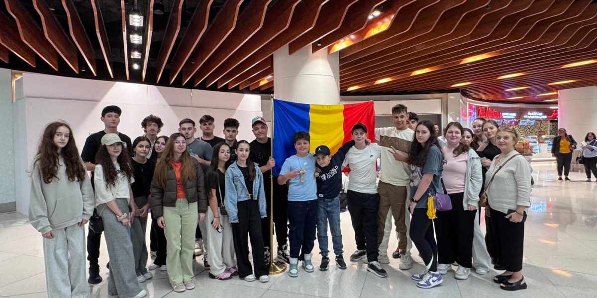 Avionul cu elevi români din Dubai a aterizat la București