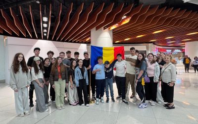 Avionul cu elevi români din Dubai a aterizat la București