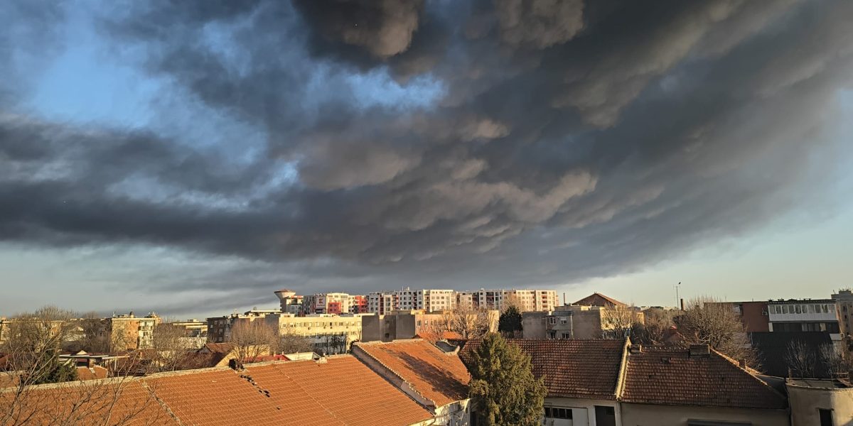 Incendiu puternic la o fabrică de polistiren din arad