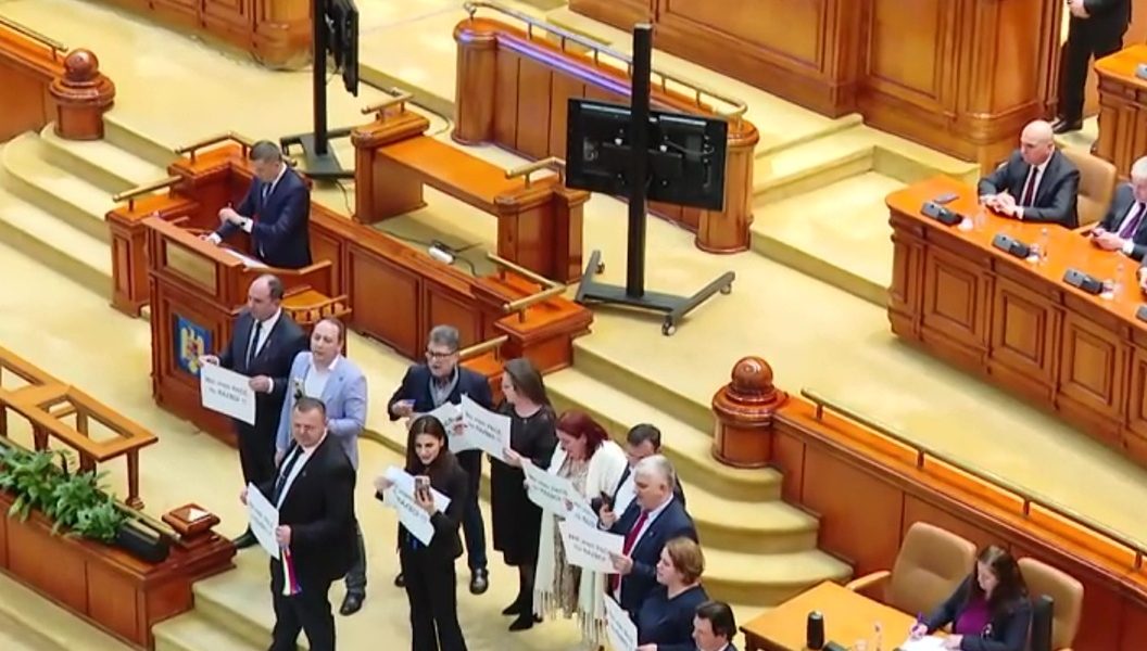 Scandal la Parlament: Opoziția protestează în timp ce Grindeanu vorbește București – Sedința de plen a Parlamentului a fost scena unor discuții aprinse și proteste zgomotoase, în timp ce președintele Camerei Deputaților, Sorin Grindeanu, încerca să conducă dezbaterile