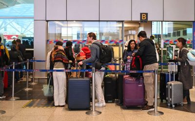 Românii cu vacanțe plătite și teama de război: „Nu sfătuim!”