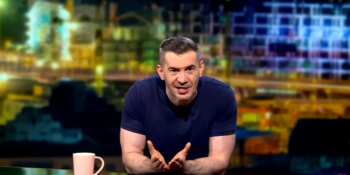 „Starea Nației” ar putea reveni la TVR: Dragoș Pătraru negociază revenirea pe micul ecran Emisiunea „Starea Nației”, realizată de jurnalistul Dragoș Pătraru, ar putea reveni pe micul ecran, la TVR1, după o pauză de opt ani