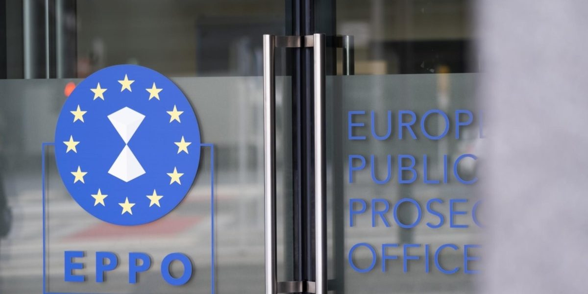 Conform anchetei, în 2020 și 2021 a fost formată o rețea infracțională pentru a manipula achizițiile publice de măști de protecție, dezinfectanți și alte materiale medicale pentru spitale, școli și instituții de stat, în beneficiul unor furnizori care făceau parte din schena infracțională.Un total de 29 de proiecte au fost acordate reprezentanților companiilor care făceau parte din grupul infracțional, care a folosit două firme de consultanță, acuzate și ele, pentru a redacta cererile și a elimina concurența.Furnizarea echipamentelor medicale a fost finanțată prin programul de asistență pentru redresare în domeniul coeziunii și al teritoriilor Europei (REACT-EU)