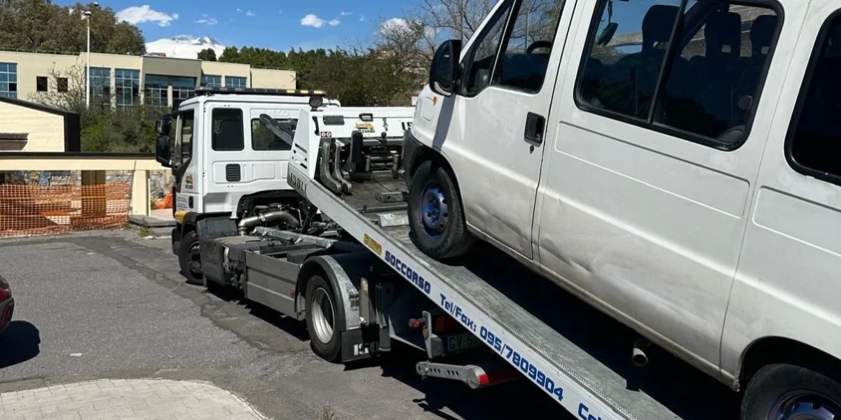 O familie de români din Italia, prinsă în flagrant de Poliție: Locuiau ilegal, conduceau fără permis și au adunat amenzi de 10.000 de euro Paternó, Sicilia – O familie de români s-a confruntat cu probleme serioase în Italia, după ce a fost depistată de Poliția municipală din Paternó