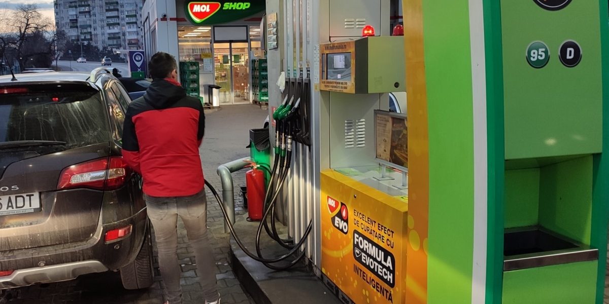Guvernul adoptă o ordonanță de urgență pentru a proteja populația și economia, cu măsuri care vizează prețurile la carburanți și piața de gaze naturale București – Guvernul a aprobat o ordonanță de urgență cu scopul de a limita adaosul comercial la benzină și motorină și de a modifica reglementările pentru piața de gaze naturale