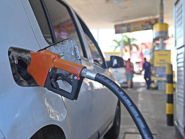 Prețurile scad: Benzina, tot mai ieftină! Unde ajunge prețul vineri?