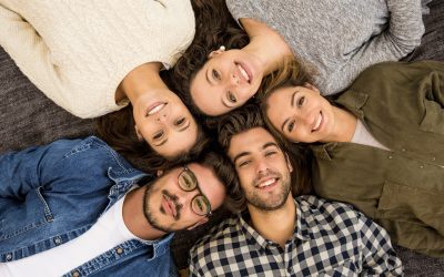 Cine-ți sunt PRIETENII adulți? De ce se „răresc” relațiile cu trecerea timpului?