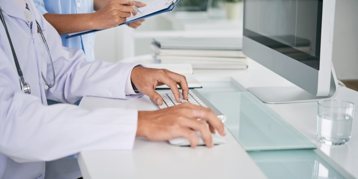 Medic neurochirurg, trimis în judecată pentru înșelăciune, după ce ar fi păcălit un pacient pentru bani Un medic neurochirurg din România a fost trimis în judecată de procurorii Parchetului de pe lângă Judecătoria Iași, fiind acuzat de înșelăciune