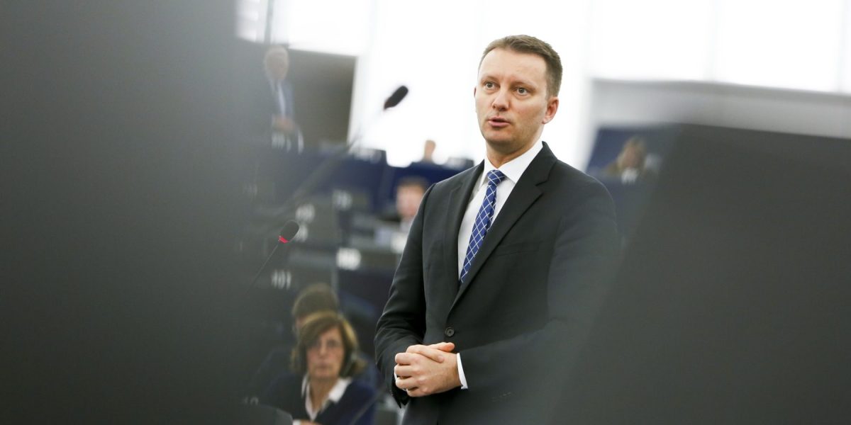 PNL: PSD ar vrea ca AUR să ajungă la guvernare Conform europarlamentarului PNL, Siegfried Mureșan, PSD ar prefera ca Alianța pentru Unirea Românilor (AUR) să ajungă la guvernare