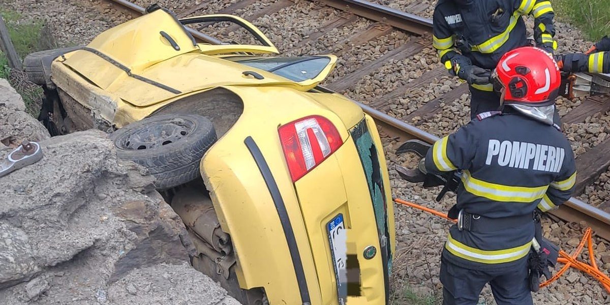Accident GRAV în Vâlcea: Mașină, proiectată lângă cale ferată, victime resuscitate