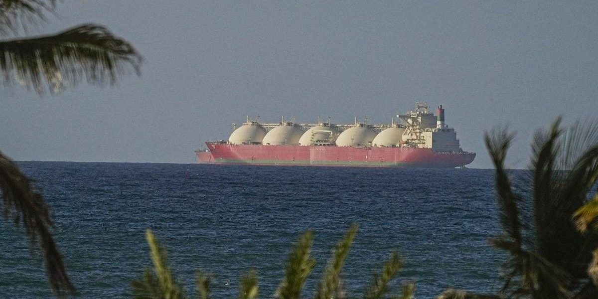 Iranul blochează Strâmtoarea Ormuz, dar relaxează spațiul aerian