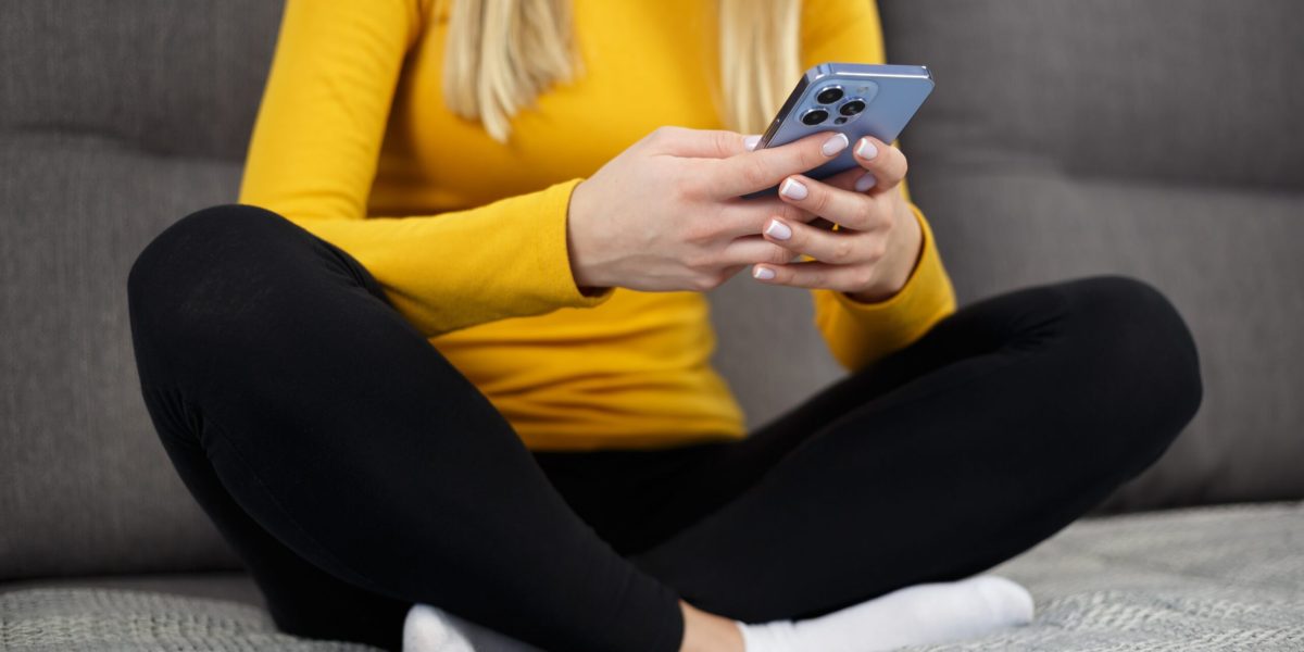 Specialiștii Demontează Iluzia Relaxării pe Telefon: E doar O Fingere