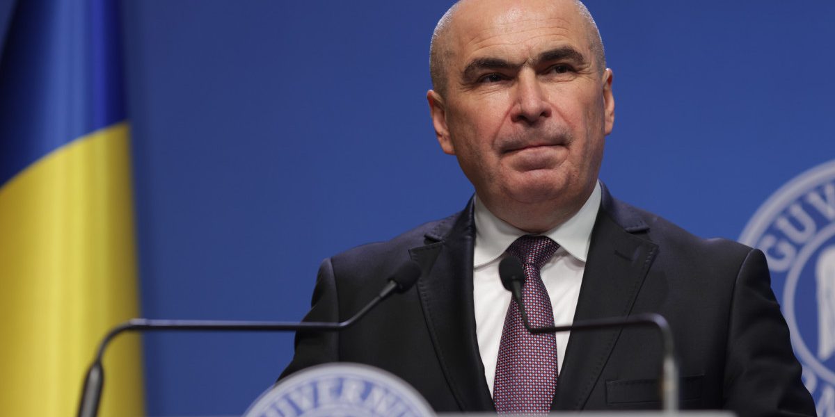 Bolojan, pe muchie de cuțit: PSD și AUR vizează demiterea prin moțiune