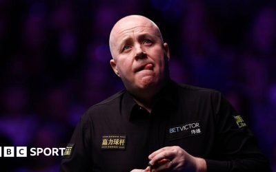 Higgins, campionul en titre, se impune în fața lui Williams la Tour Championship Manchester a fost scena unei partide memorabile de snooker, în care John Higgins, deținătorul titlului, a reușit să treacă de Mark Williams, cu scorul de 10-8, în prima rundă a Campionatului Tour