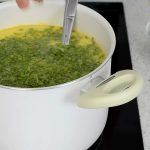 Greșeala FATALĂ în ciorba de miel: Arunc-o imediat la gunoi!