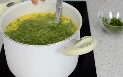 Greșeala FATALĂ în ciorba de miel: Arunc-o imediat la gunoi!