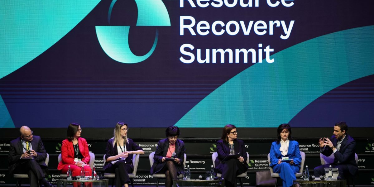 România, în centrul dezbaterilor europene despre economia circulară Evenimentul Summitul pentru Recuperarea Resurselor 2026, organizat de Guvernul României prin Ministerul Mediului, Apelor și Pădurilor, a adus în prim-plan modelul românesc de Sistem de Garanție-Returnare (SGR), considerat un exemplu relevant la nivel european