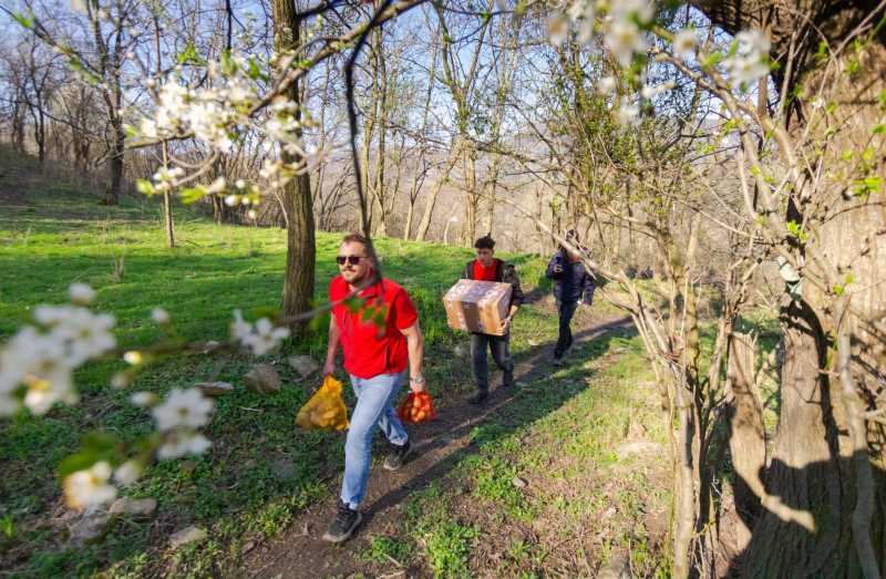 Buzău: Bătrânul izolat la 12 km de magazin. Ajutoare pentru cătunele din munți